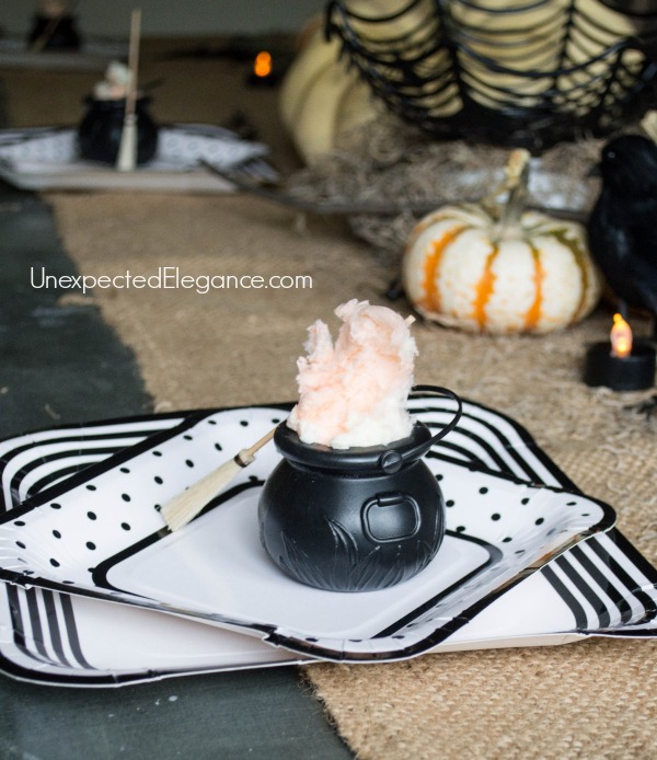 10 Minute Halloween Crafts | Smoky Cauldrons..SUPER easy and quick. Perfect for a Halloween party! #halloween #halloweencraft #party