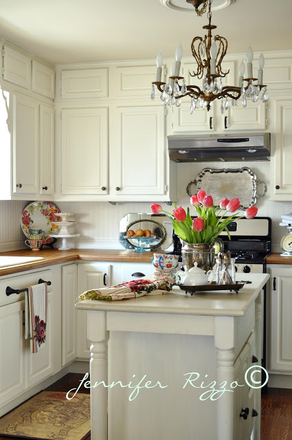 If you have always loved the look of a farmhouse inspired kitchen but aren't ready to rip out your old (or new) cabinets and countertops, there is a way to add a few inexpensive elements that can give you the feel you want! Get 7 INEXPENSIVE tips to help give your kitchen a farmhouse feel!