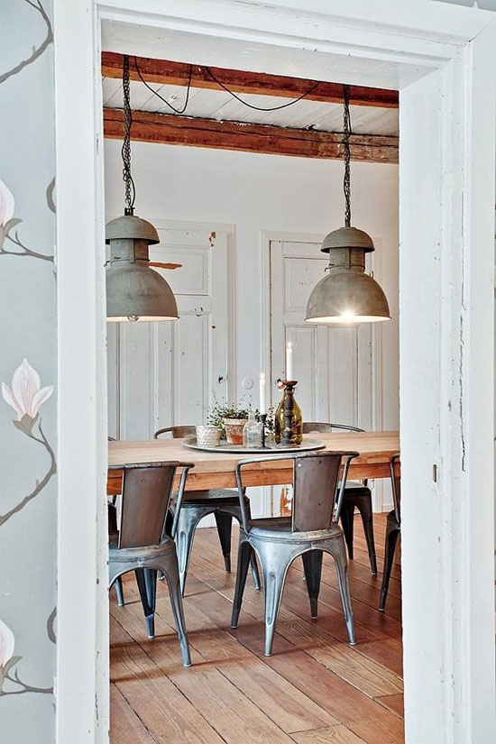 If you have always loved the look of a farmhouse inspired kitchen but aren't ready to rip out your old (or new) cabinets and countertops, there is a way to add a few inexpensive elements that can give you the feel you want! Get 7 INEXPENSIVE tips to help give your kitchen a farmhouse feel!