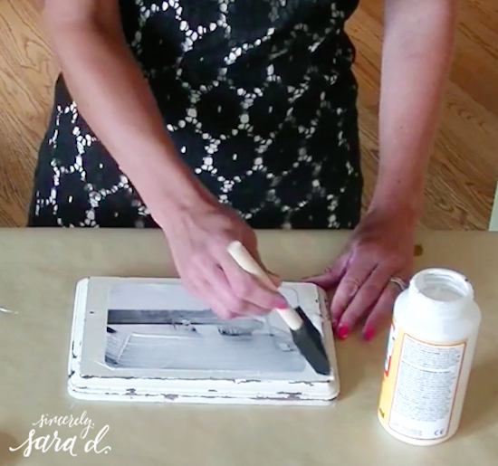 Need a quick and inexpensive way to display your photos?  Check out this awesome DIY tutorial for making photo plaques.  They are great for a gallery wall or to give as a gift!
