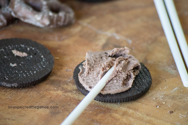 Need a quick and easy Halloween treat?? Check out these no bake Bat Cookie Pops! They are great to make ahead for a party or as an edible craft.