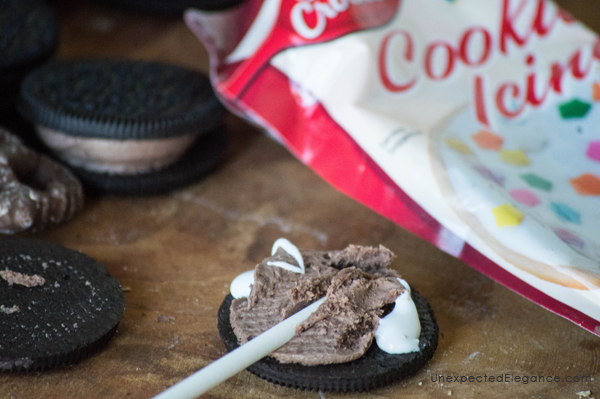 Need a quick and easy Halloween treat?? Check out these no bake Bat Cookie Pops! They are great to make ahead for a party or as an edible craft.