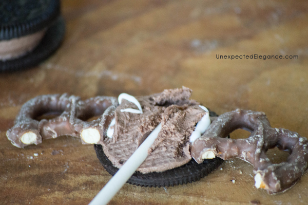 Need a quick and easy Halloween treat?? Check out these no bake Bat Cookie Pops! They are great to make ahead for a party or as an edible craft.