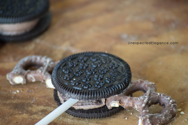 Need a quick and easy Halloween treat?? Check out these no bake Bat Cookie Pops! They are great to make ahead for a party or as an edible craft.