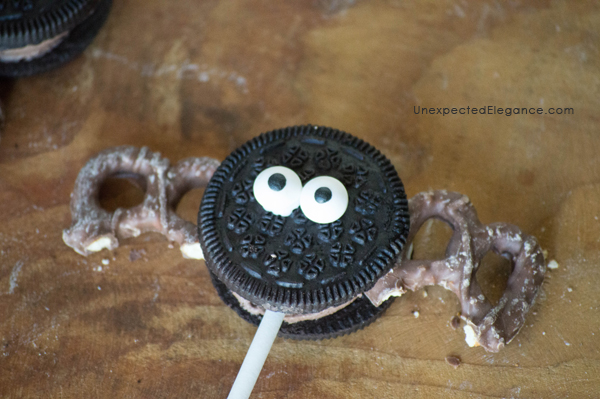 Need a quick and easy Halloween treat?? Check out these no bake Bat Cookie Pops! They are great to make ahead for a party or as an edible craft.