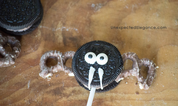Need a quick and easy Halloween treat?? Check out these no bake Bat Cookie Pops! They are great to make ahead for a party or as an edible craft.