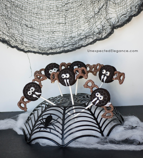 Need a quick and easy Halloween treat?? Check out these no bake Bat Cookie Pops! They are great to make ahead for a party or as an edible craft.