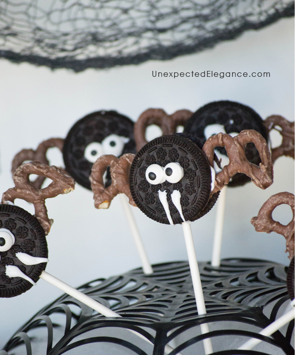 Need a quick and easy Halloween treat?? Check out these no bake Bat Cookie Pops! They are great to make ahead for a party or as an edible craft.