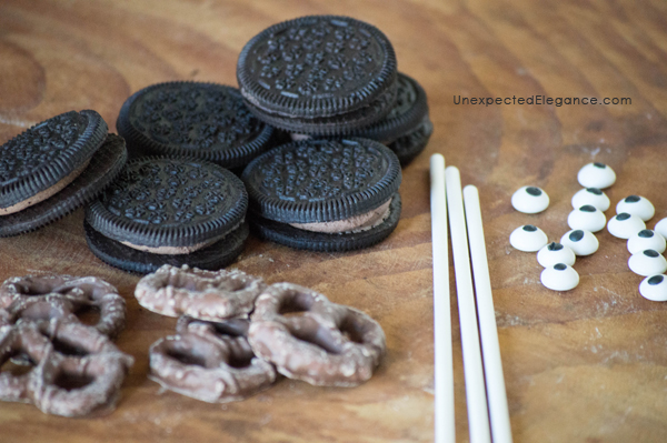 Need a quick and easy Halloween treat?? Check out these no bake Bat Cookie Pops! They are great to make ahead for a party or as an edible craft.