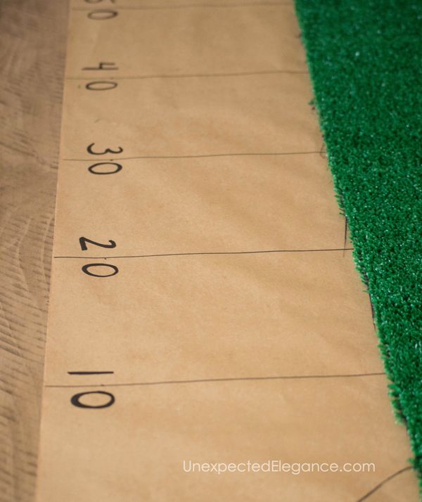 Get an easy and QUICK tutorial for football field table runner. This 10 minute craft will be a great addition to your Super Bowl Party!