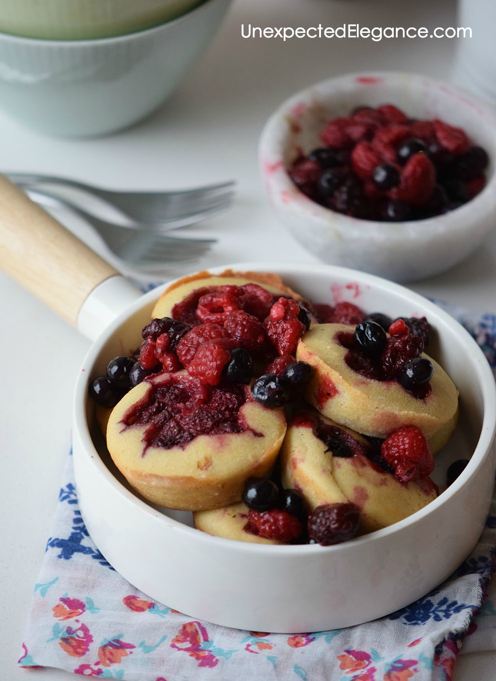 This recipe for very berry pancake poppers is absolutely delicious! They are perfect for a Sunday breakfast or even a quick breakfast to go.