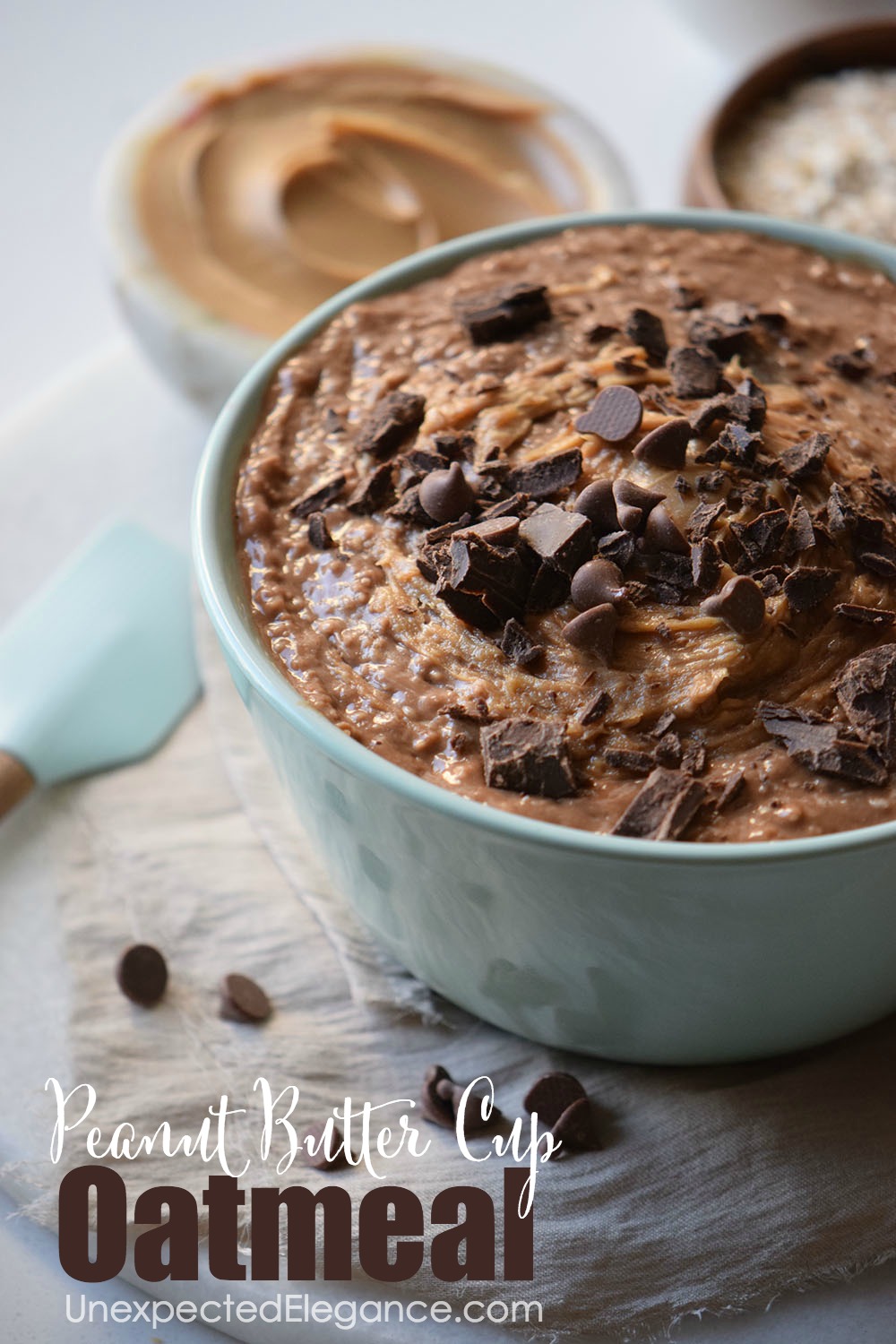 If you love the peanut butter and chocolate combo, then you have to give this peanut butter cup oatmeal recipe a try! It's great for breakfast or dessert!