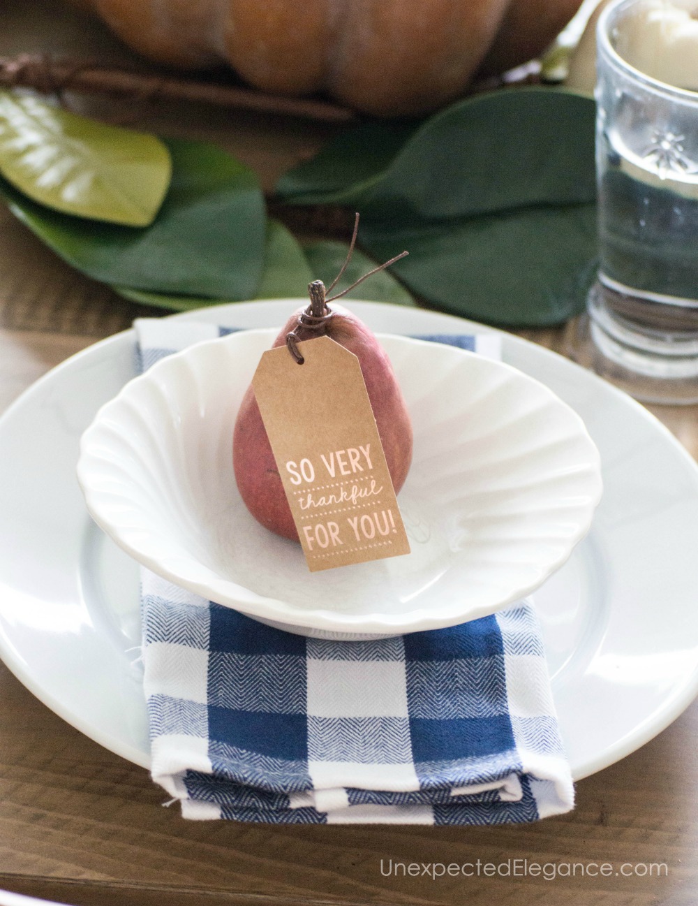 Don't waste too much time on your table this Thanksgiving. Check out this simple Thanksgiving table for some great ideas!