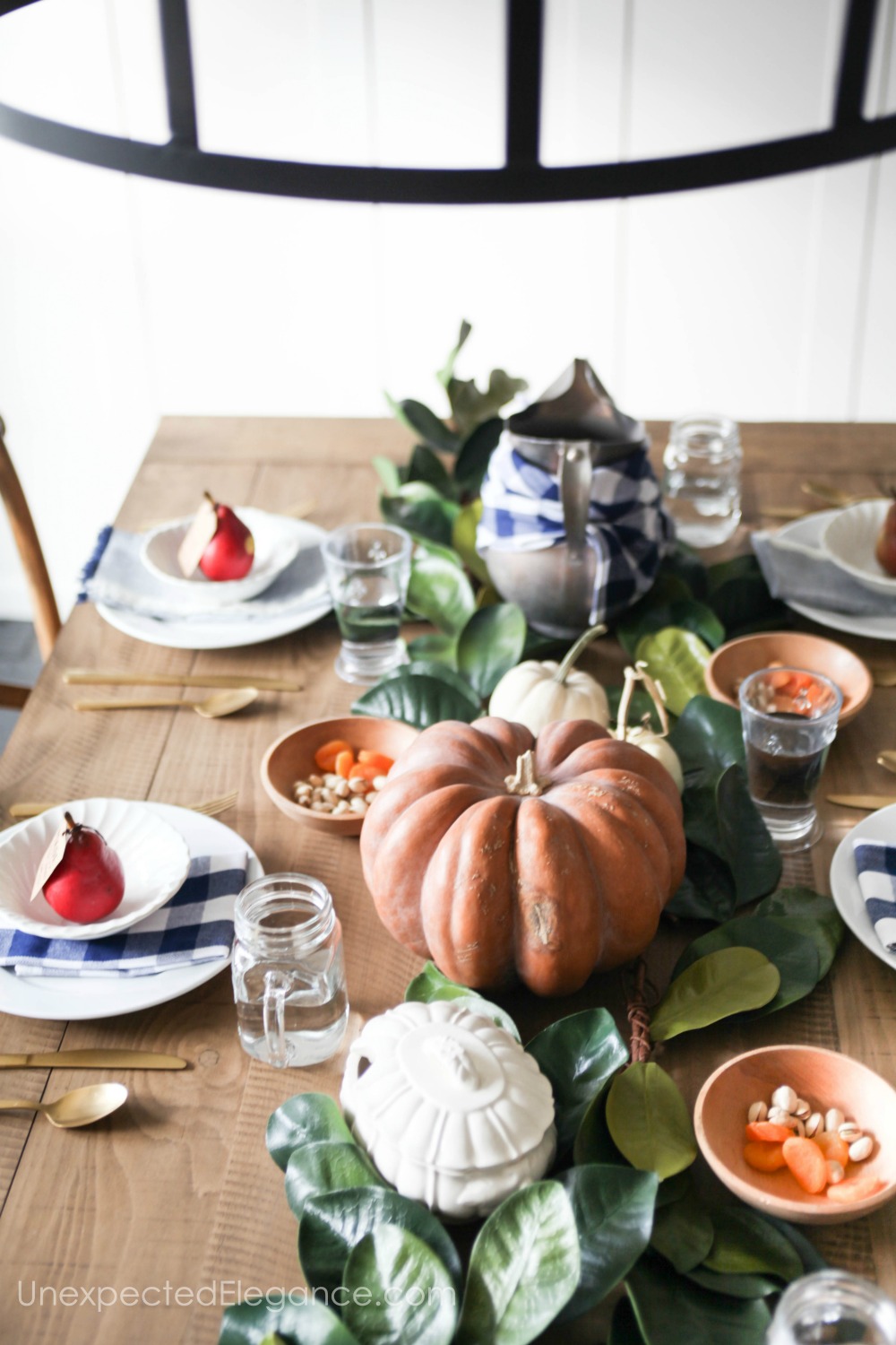 Don't waste too much time on your table this Thanksgiving. Check out this simple Thanksgiving table for some great ideas!