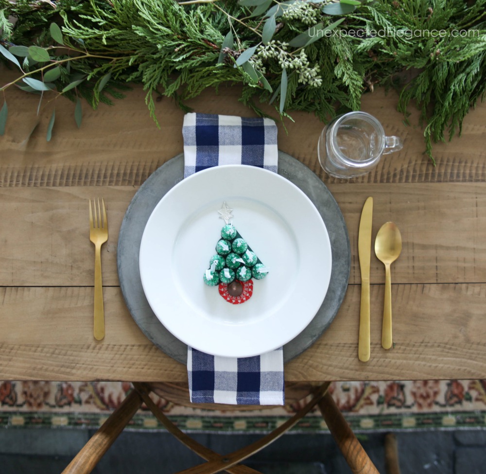 If you have kids, you might want to have something extra special waiting for them at the table for Christmas dinner. This Christmas table craft is perfect!