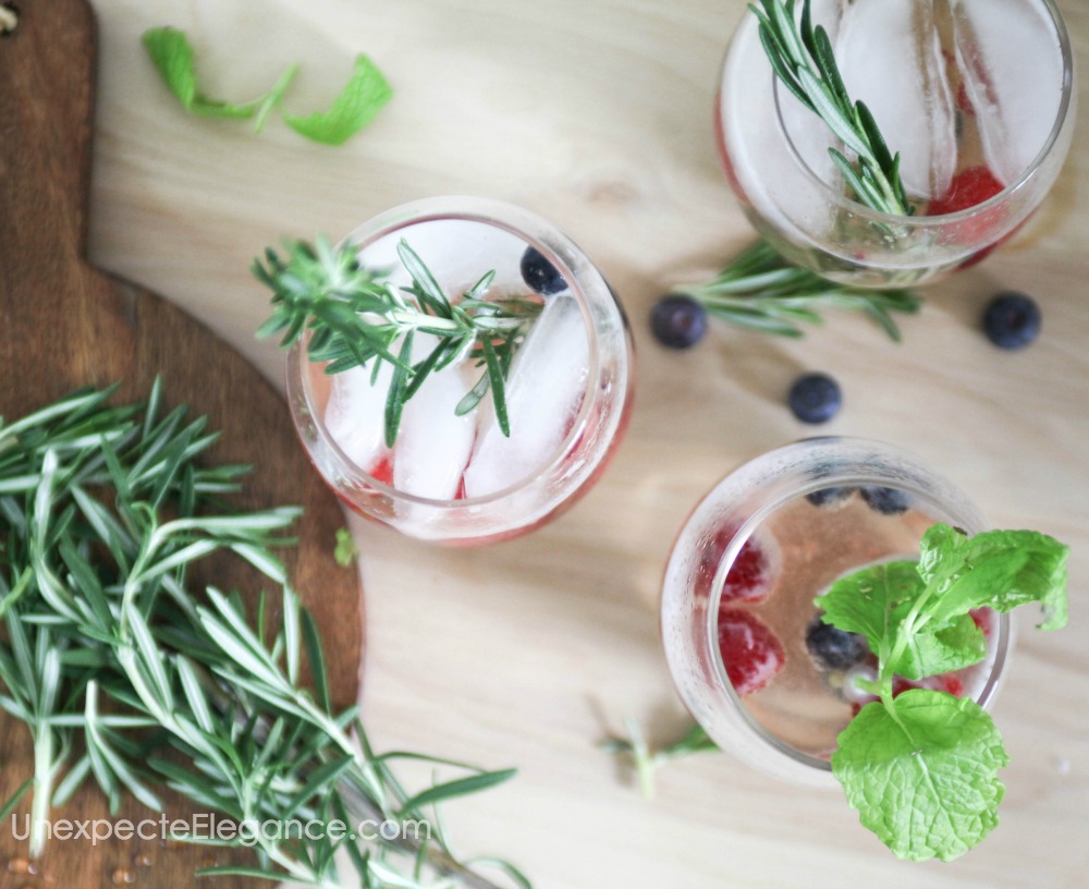 Berry Smash Cocktail using Prosecco.