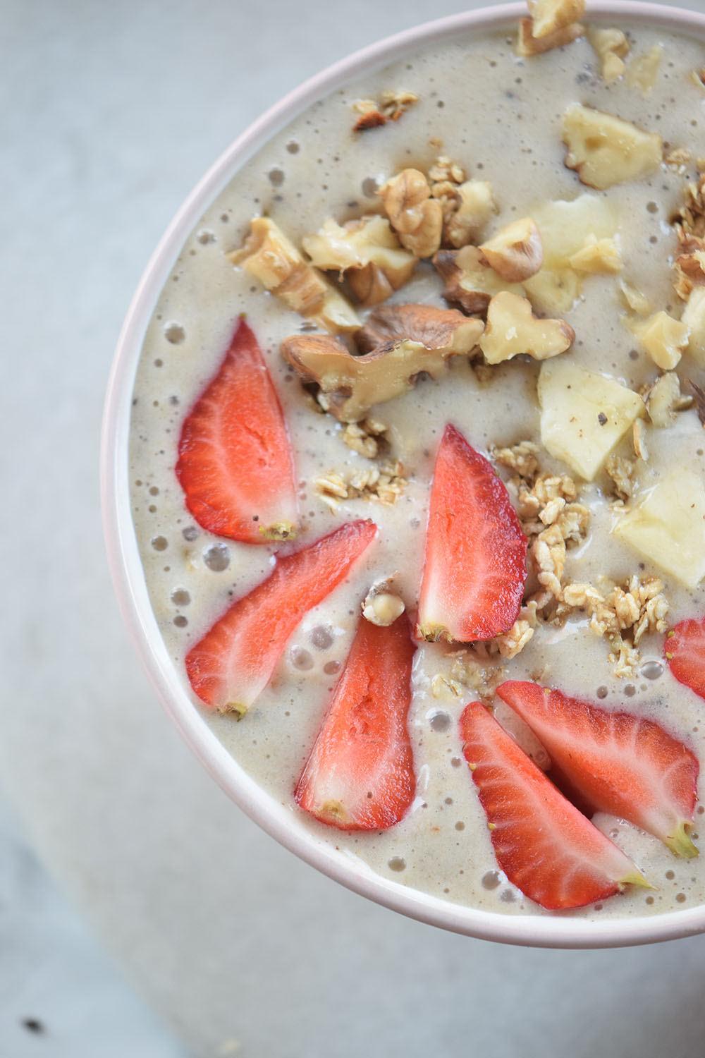 This Strawberry Banana and Walnut Smoothie Bowl is delicious and nutritious!!