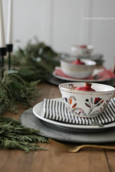 Do you want to make your family and guest feel special this year, but don't have a lot of time? Get some Christmas dining room decor ideas for quick and easy ways to create a personalized tablescape. #ChristmasTable #Chrismtasdecor