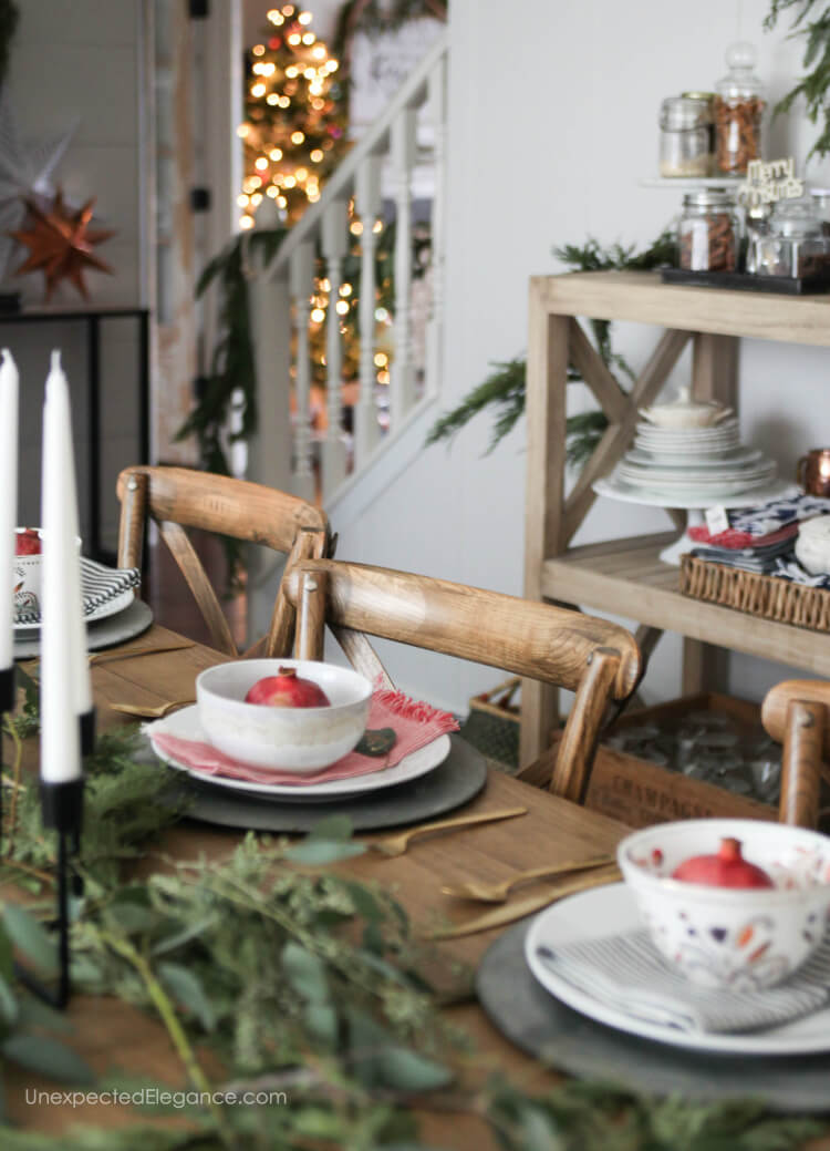 Christmas dining room decor ideas that simple and festive.