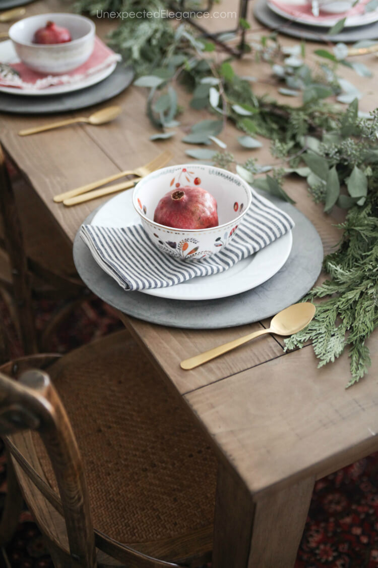 Easy and personalized ideas for your Christmas table. #ChristmasTable #Chrismtasdecor