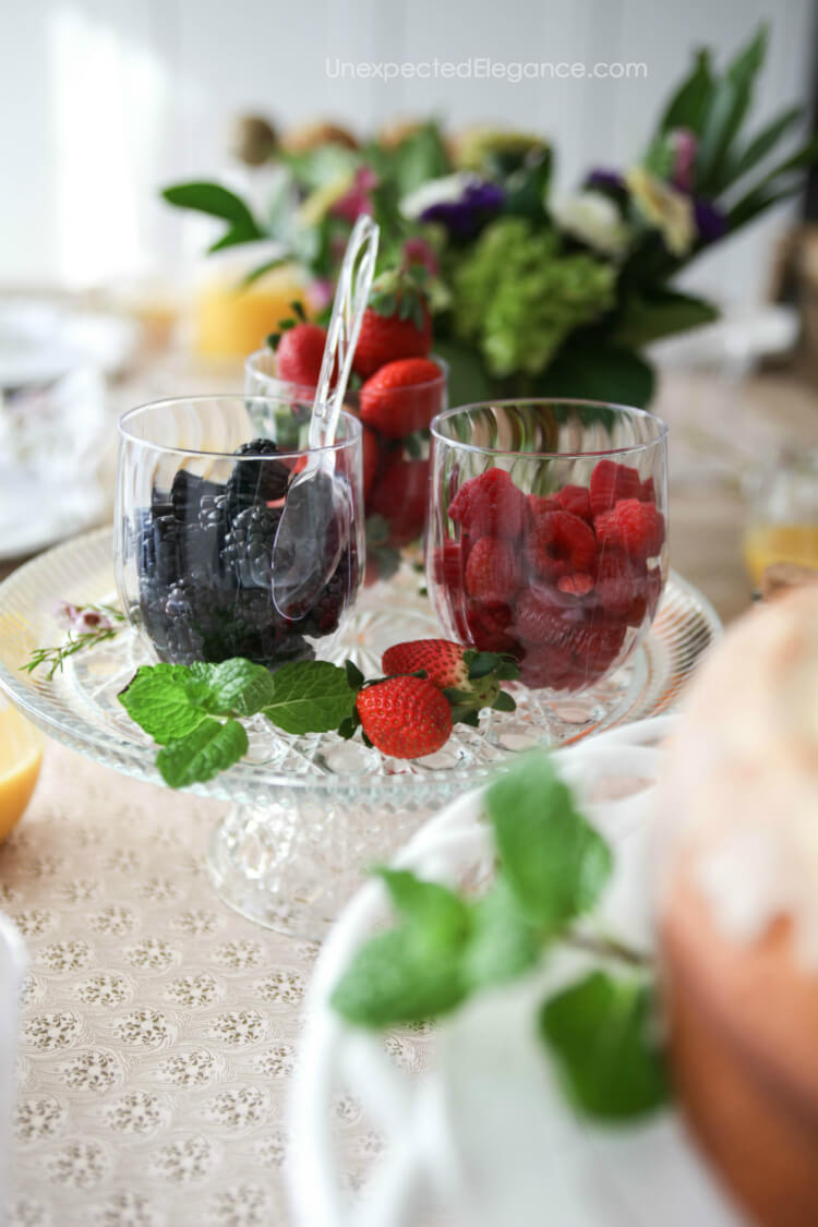 Quick and easy tips for hosting a spring brunch. #springtablescape #brunch