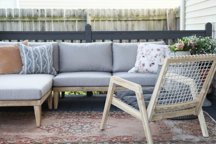 An outdoor patio makeover with seating for a crowd!  #patiomakeover #outdoorsectional